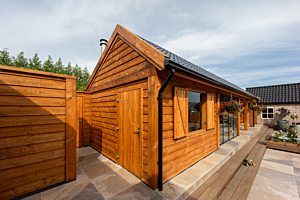 Vakblad De Hovenier: Tuinkamer en overkapping ware eyecatchers met houtproducten van Van Dorp Hout